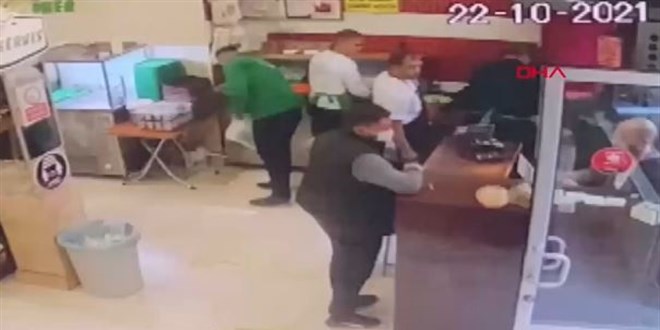Soluk borusuna ekmek kaçan müşterisini 'Heimlich manevrası' ile kurtardı