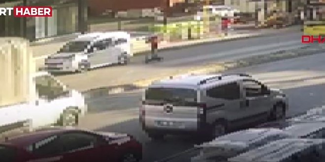 �ETT otob�s� scooter s�r�c�s� kad�n� ezdi