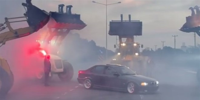 Kep�elerin aras�nda drift yapmak pahal�ya patlad�