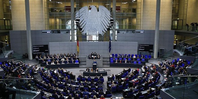 Alman Federal Meclisi Başkanvekiliği'ne ilk kez bir Türk seçildi