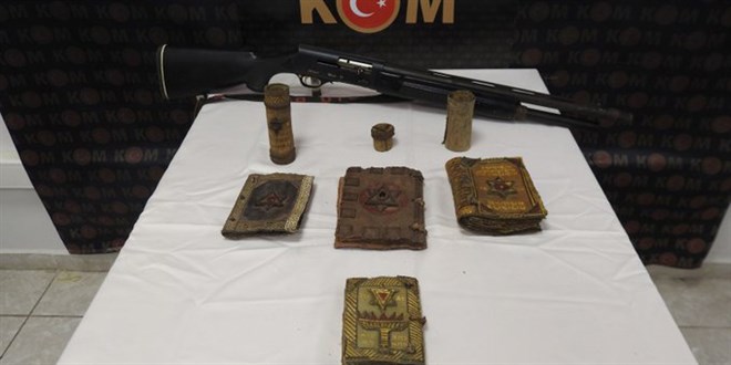 Bin yıllık, altın işlemeli el yazması 5 Tevrat ele geçirildi