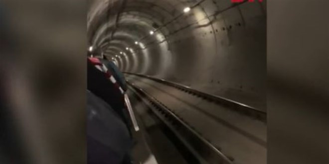 Baclar'da metro bozuldu, yolcular tnelde yrd