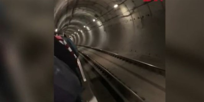 Bağcılar'da metro bozuldu, yolcular tünelde yürüdü