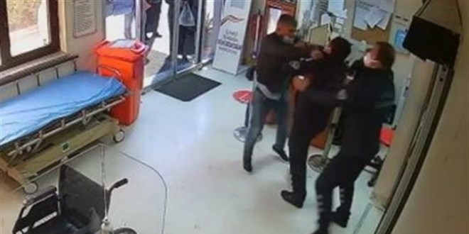 Enjeksiyon işlemi geç yapılınca güvenlik görevlisini darp etti