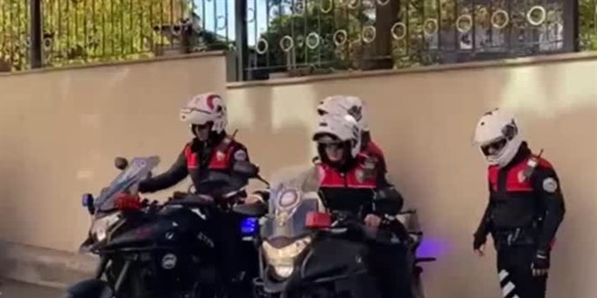 Polis ekiplerinden 3 yaşındaki çocuğa doğum günü sürprizi