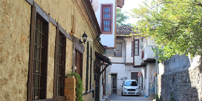 Antalya kent merkezindeki asrlk evler yok oluyor