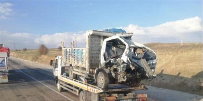 Başkent'te kamyonet ile tır çarpıştı: 2 ölü, 2 yaralı