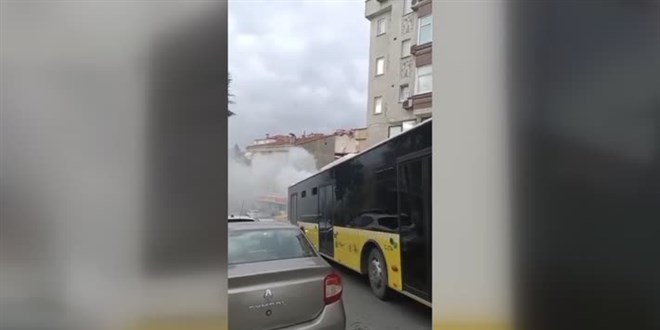 Mahalleli arızalanan İETT otobüsünü ilaçlama aracı zannetti