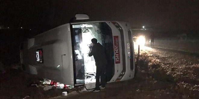 Sağlıkçıların minibüsü kaza yaptı: 1 doktor öldü, 24 yaralı