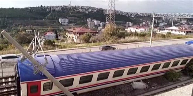 Kocaeli'de boş yolcu treninin 2 vagonu raydan çıktı