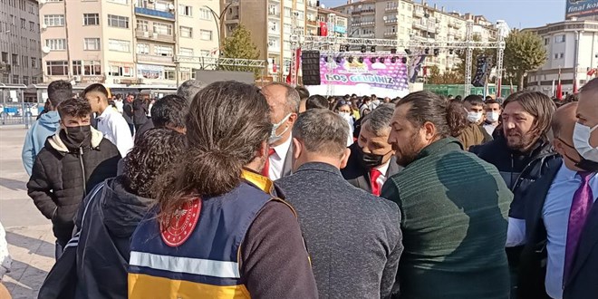 29 Ekim töreninde yere yığıldı! İlk müdahale milletvekilinden geldi