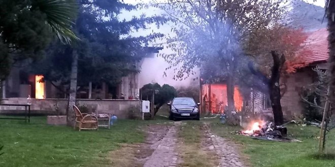 Emekli generalin iki evini ateşe verip itfaiyeye zorluk çıkardılar