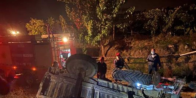 Manisa'da devrilen traktörün altında kalan sürücü öldü