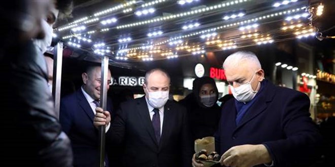 Binali Yıldırım ve Mustafa Varank, İstiklal Caddesi'nde gezdi