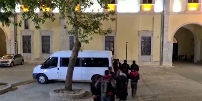 İzmir'de provokatif paylaşım yaptıkları suçlamasıyla 8 Suriyeli gözaltına alındı