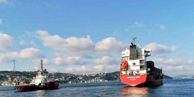 stanbul Boaz'nda kargo gemisi srklendi