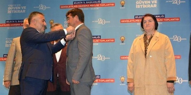 CHP'li belediye bakan ile bir meclis yesi AK Parti'ye katld