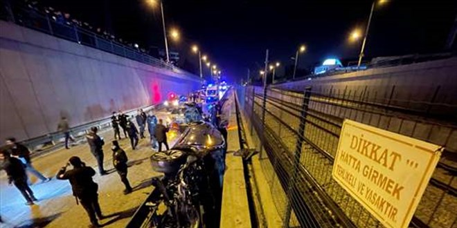 7 aracın karıştığı zincirleme kazada biri ağır 10 kişi yaralandı