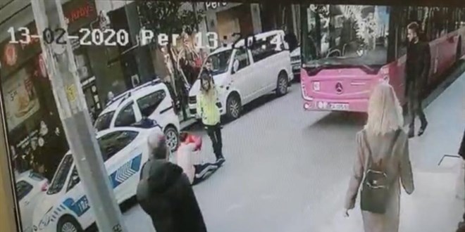 Kadın trafik polisinden hayat kurtaran müdahale