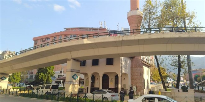 Yol ortasındaki bu caminin yolu yok