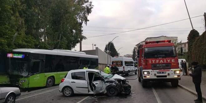 Belediye otobs ile otomobil arpt, bir kii ld, 2 kii yaraland