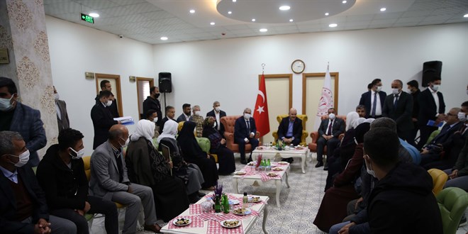 Bakan Soylu, HDP nnde eylem yapan ailelerle grt