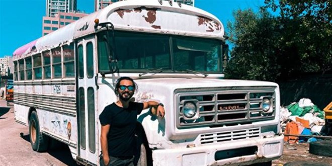 Gezgin, 'school bus' ile Nepal'e gitmek iin gn sayyor