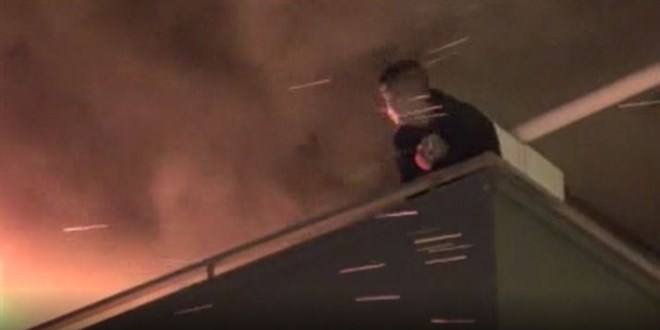 Adana'da oturduu evi atee verdi balkona kp sigara iti