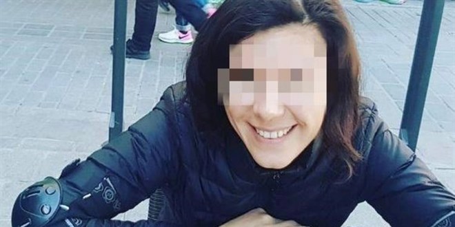 Hostes, kumar borcu için kabin amirinin evini bastı