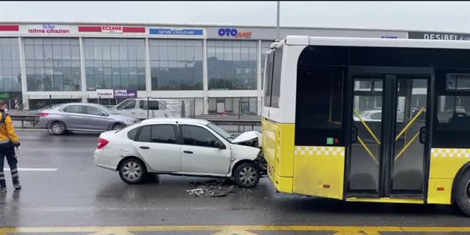 Kartal'da İETT otobüsüne çarpan araçtaki 2 polis yaralandı