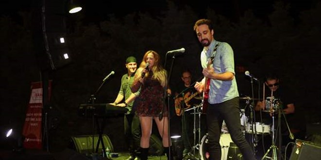 Doktorlar ve avukattan oluşan müzik grubu sağlık için ücretsiz sahne alıyor