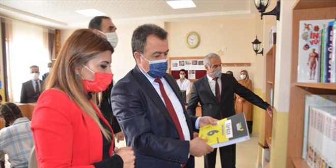 Öğretmen kardeşler annelerinin adına kütüphane kurdu