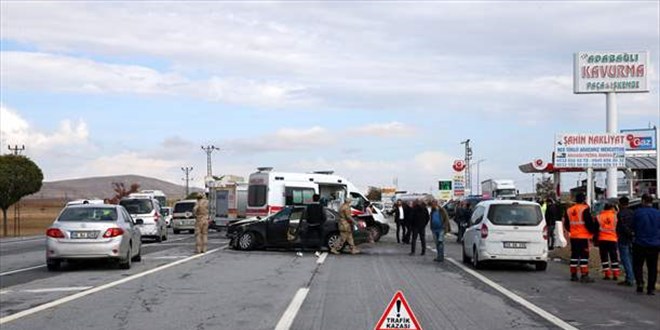 Otomobil ile kamyonetin çarpışması sonucu 2 kişi öldü