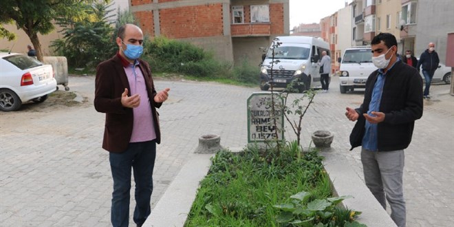 Yol ortasında 'sır mezar' mahalleliyi ikiye böldü