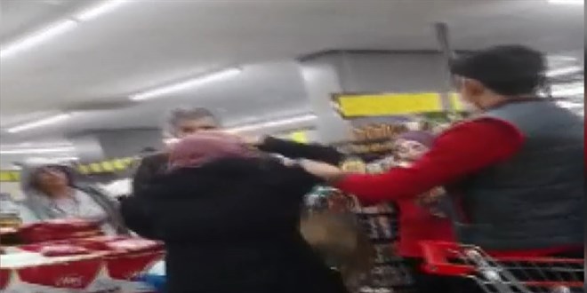 Beylikd�z�'nde markette kad�nlar�n maske kavgas�