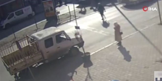 Yayalara yol vermek i�in durdu, zincirleme kaza oldu