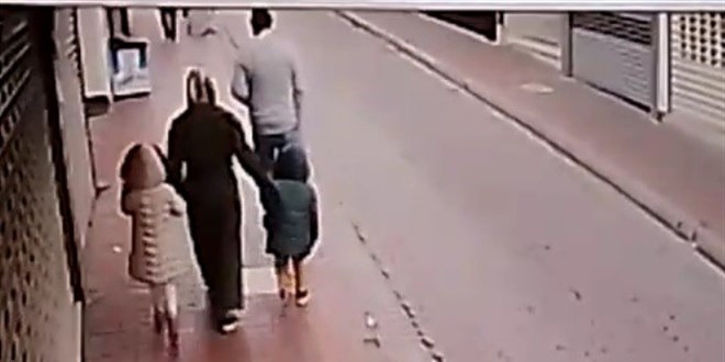 Kaldırımda yürüyen 4 kişilik aileye otomobil çarptı