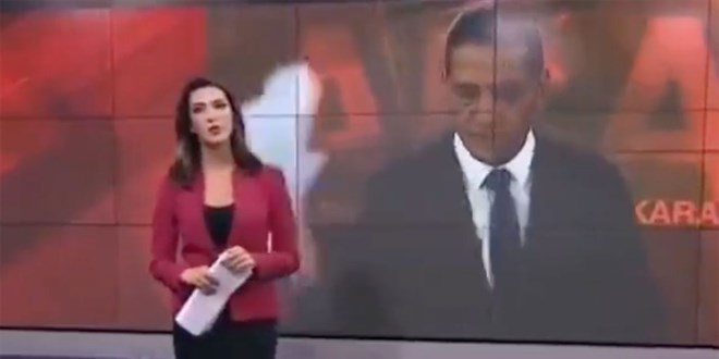 CNN Türk muhabiri, canlı yayında elindeki kağıtları yere fırlattı