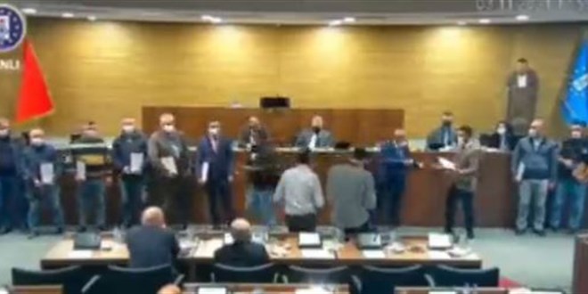 İşçilere teşekkür belgesi takdim töreninde 'takke' gerginliği