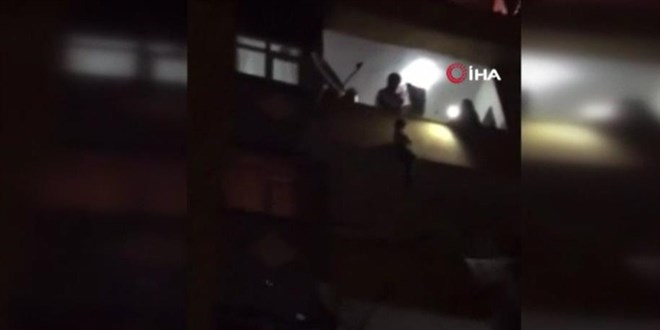 Evin anahtarını unuttu çocuğu 3. kattan çarşafla sarkıttılar!