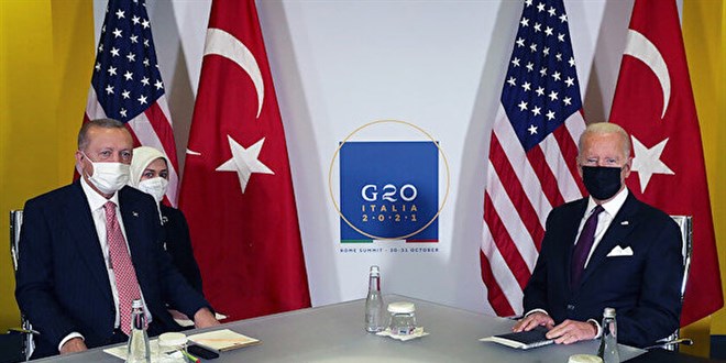 Emin Çölaşan: Erdoğan'a tercümanlık yapacak başı açık kadın yok muydu?