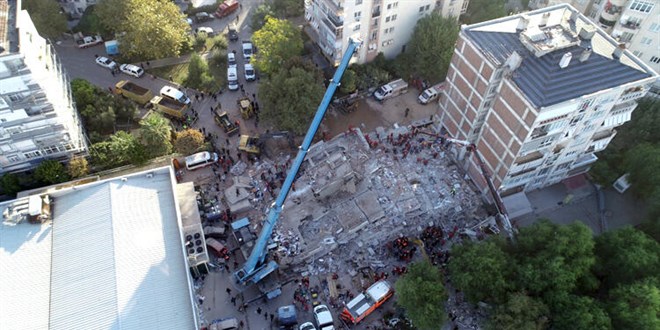 İzmir'de yıkılan Doğanlar Apartmanı davasına devam edildi