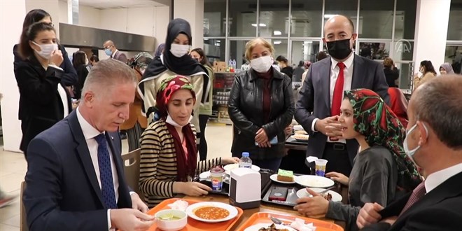 Gaziantep Valisi G�l, yurtta ��rencilerle bir araya geldi