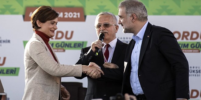 Kaftancıoğlu ve Kabaktepe el sıkışarak poz verdi