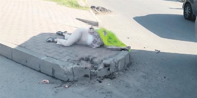 Çocuklarını hızla iterek kurtardı, kendisi dolmuşun altında kaldı