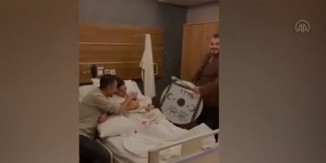 'Neşeli olsun' diye yeni doğan bebeklerinin başında davul çaldırdılar