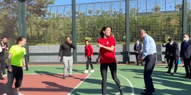 Çirkin paylaşımlara en güzel yanıt! Erdoğan, gençlerle basket oynadı