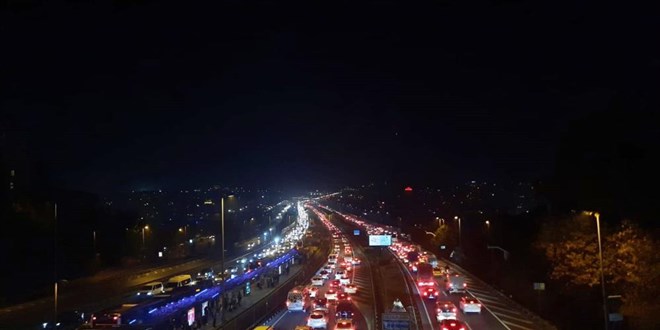 İstanbul'da cuma trafiği çileye döndü, veriler yüzde 78'e ulaştı