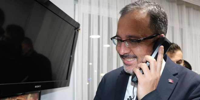 Bakan Kasapoğlu, taksi durağında telefona baktı