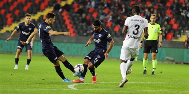 Süper Lig maçında inanılmaz hata! Futbolcular duştan sahaya çağrıldı